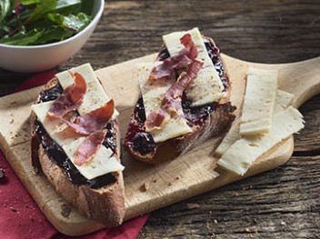 Bruschetta_de_tomme_noire_et_confiture_de_cerises_C